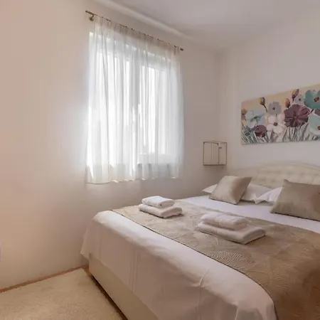 Sea View- Spacious With Shared Pool *