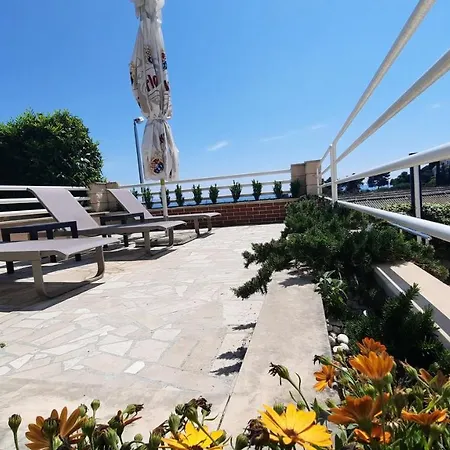 Sea View- Spacious With Shared Pool Apartmán *