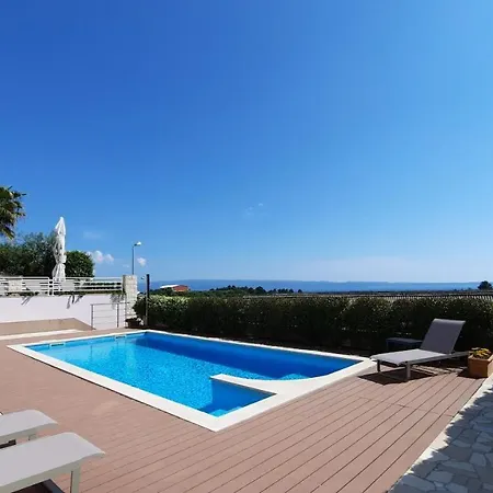 Sea View- Spacious With Shared Pool