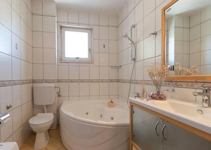 Sea View- Spacious With Shared Pool Апартаменты *