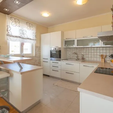 Sea View- Spacious With Shared Pool Apartament