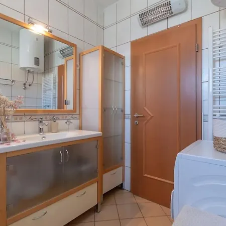 Lägenhet Sea View- Spacious With Shared Pool