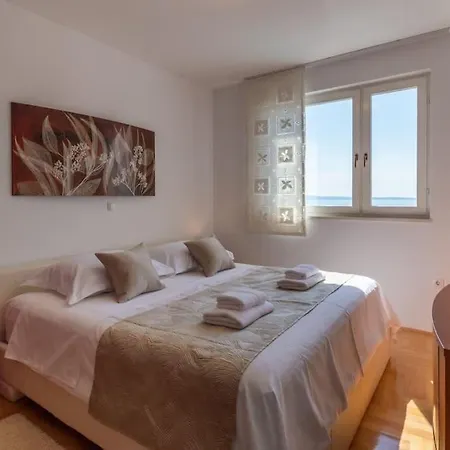 Sea View- Spacious With Shared Pool Split