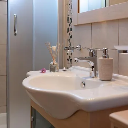 Apartment Sea View- Spacious With Shared Pool