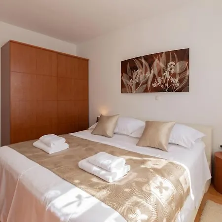 Sea View- Spacious With Shared Pool Apartment Split