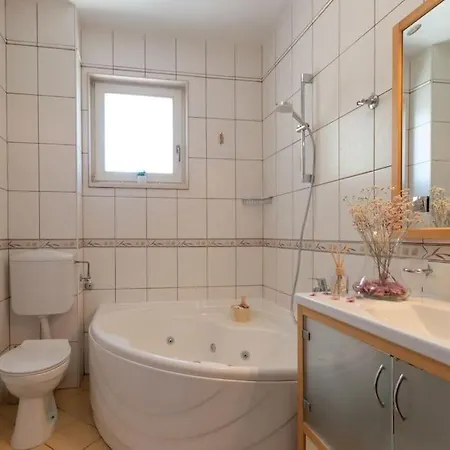 Sea View- Spacious With Shared Pool Appartement *