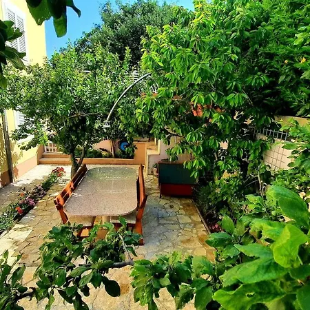 Sea View- Spacious With Shared Pool Apartment