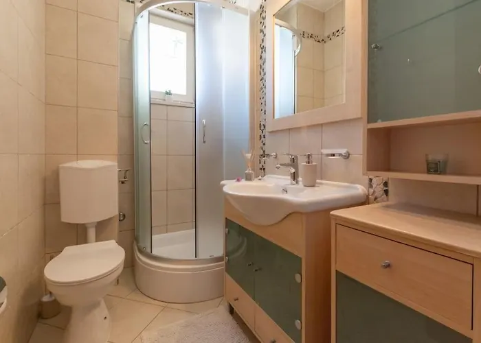 Sea View- Spacious With Shared Pool Apartment Split