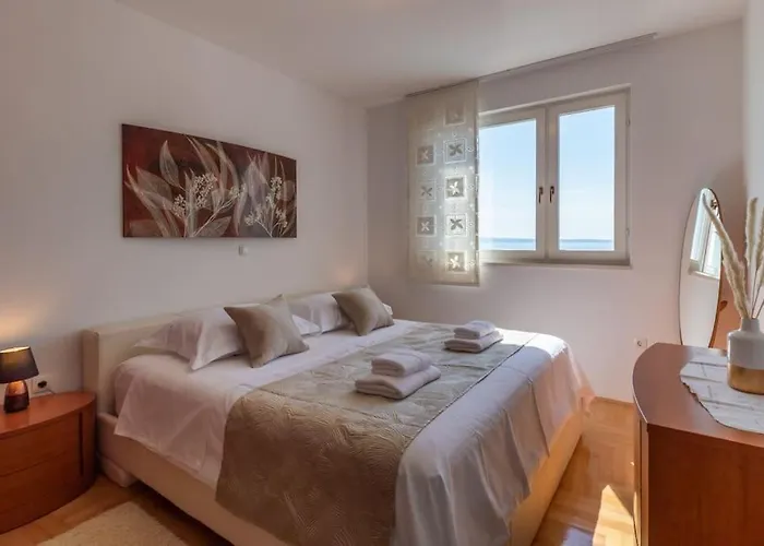 Sea View- Spacious With Shared Pool Split