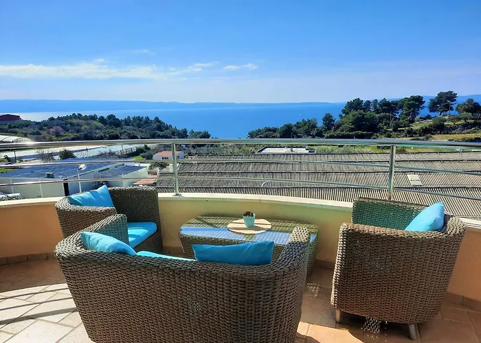 Sea View- Spacious With Shared Pool Split