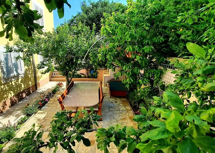 Sea View- Spacious With Shared Pool Apartment