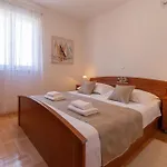 Apartman Sea View- Spacious With Shared Pool Split