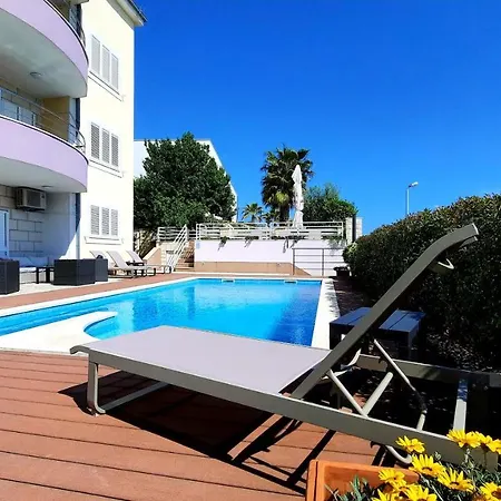 Sea View- Spacious With Shared Pool Apartman Split